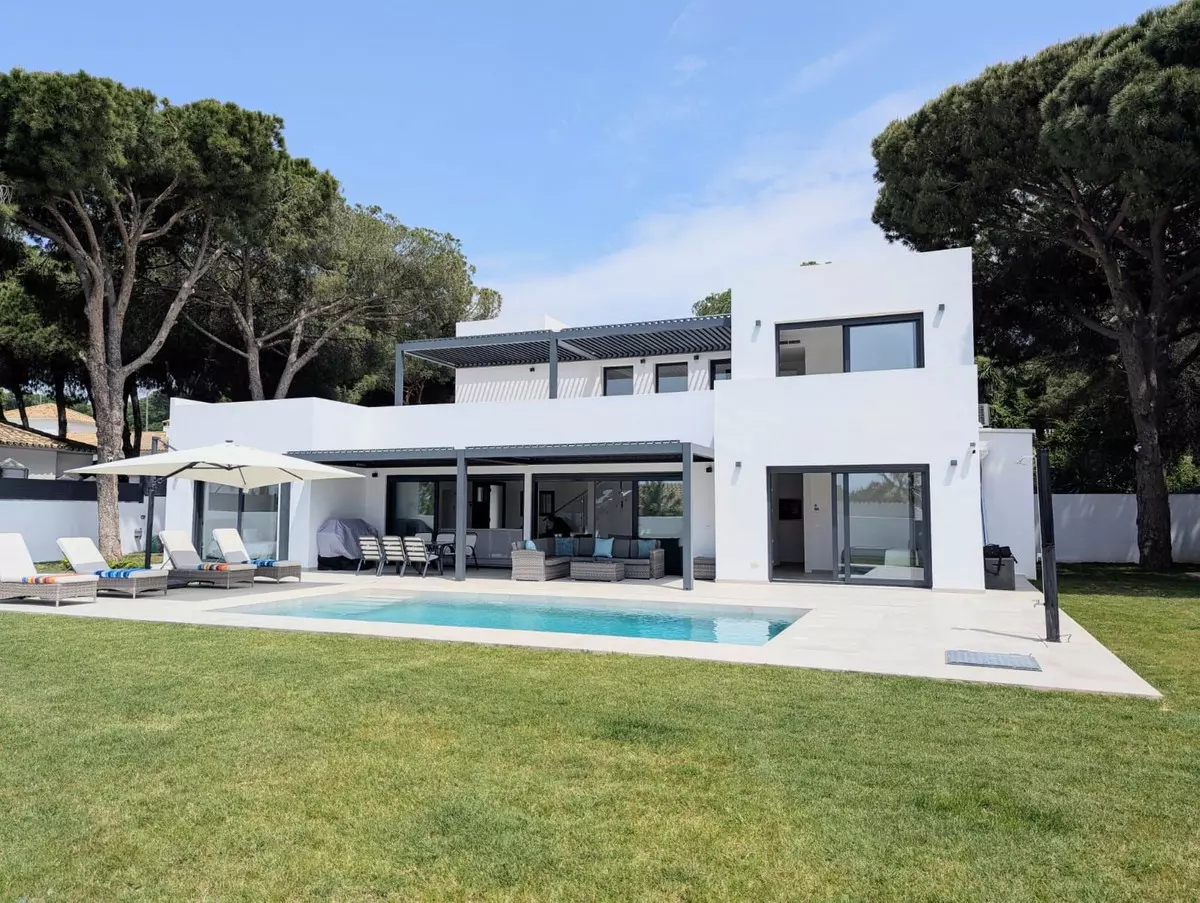 3-bedroom Villa In Marbella, Spain (245 M²)