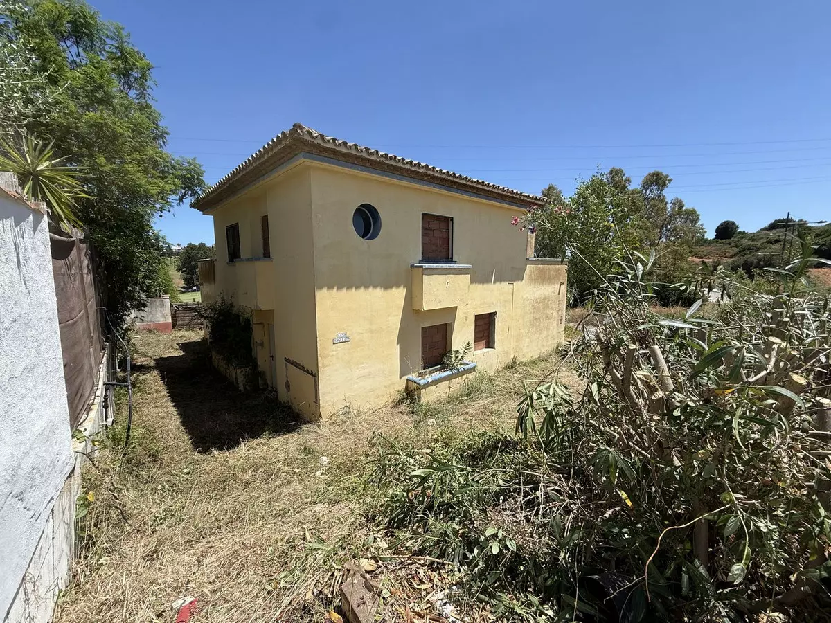 3-bedroom Villa In Estepona, Spain (142 M²)