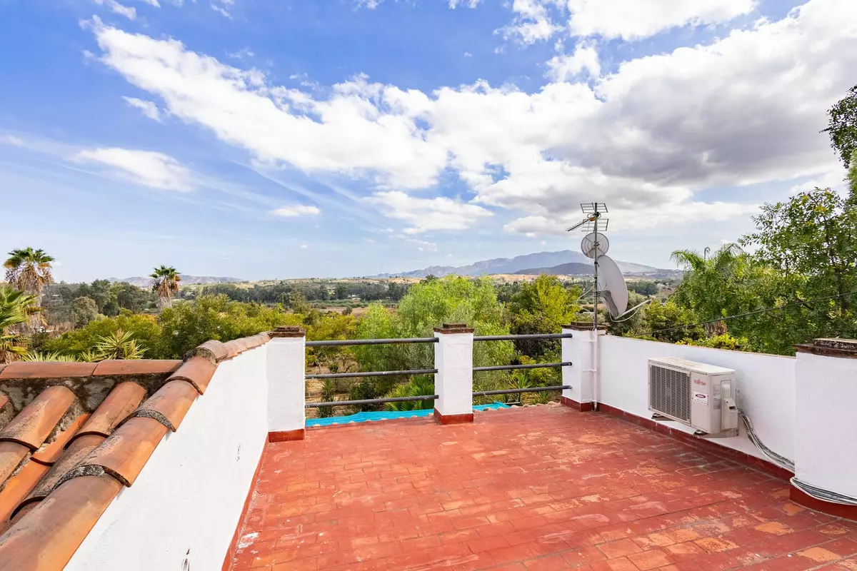3-bedroom Country House In Coín, Spain (189 M²)