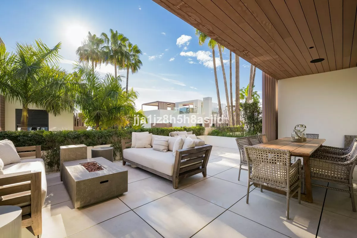 4-bedroom Villa In Marbella, Spain (421 M²)