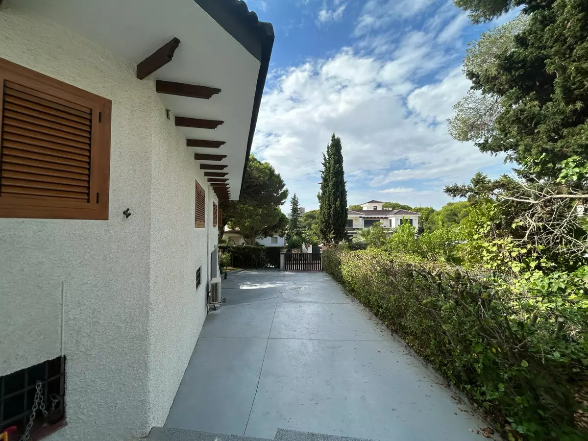 7-bedroom Villa In Orihuela, Spain (450 M²)