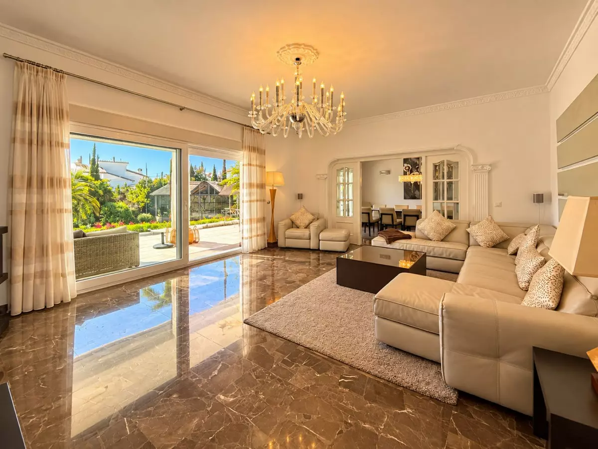 5-bedroom Villa In Estepona, Spain (388 M²)