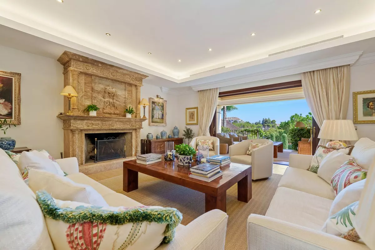 6-bedroom Villa In Marbella, Spain (712 M²)