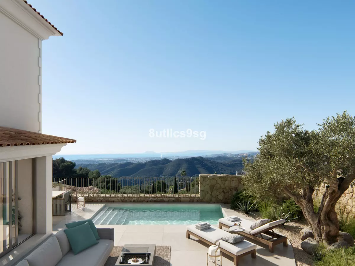 4-bedroom Villa In Istan, Spain (305 M²)