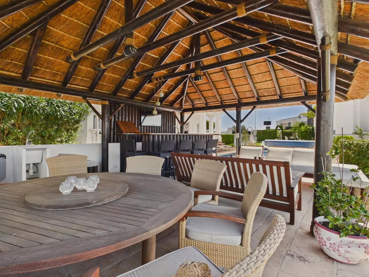 6-bedroom Villa In Benahavis, Spain (585 M²)