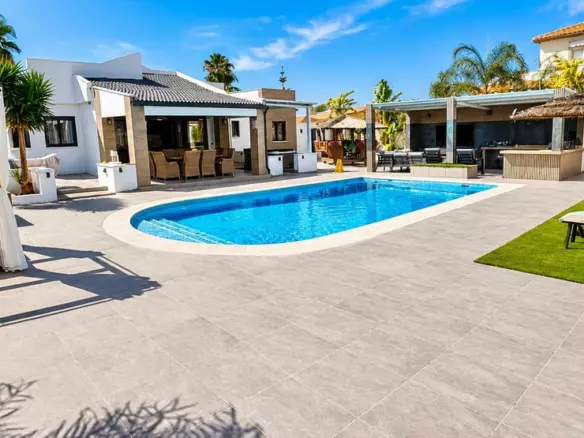 5-bedroom Villa In Torrevieja, Spain (280 M²)