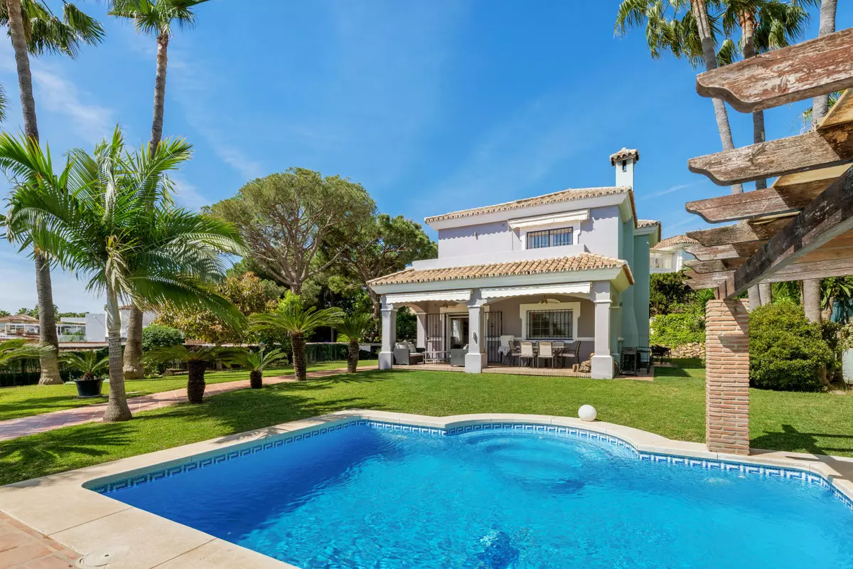 3-bedroom Villa In Estepona, Spain (210 M²)