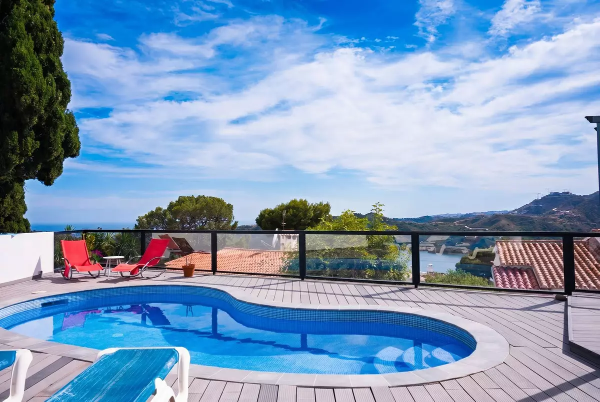 4-bedroom Villa In Istan, Spain (240 M²)