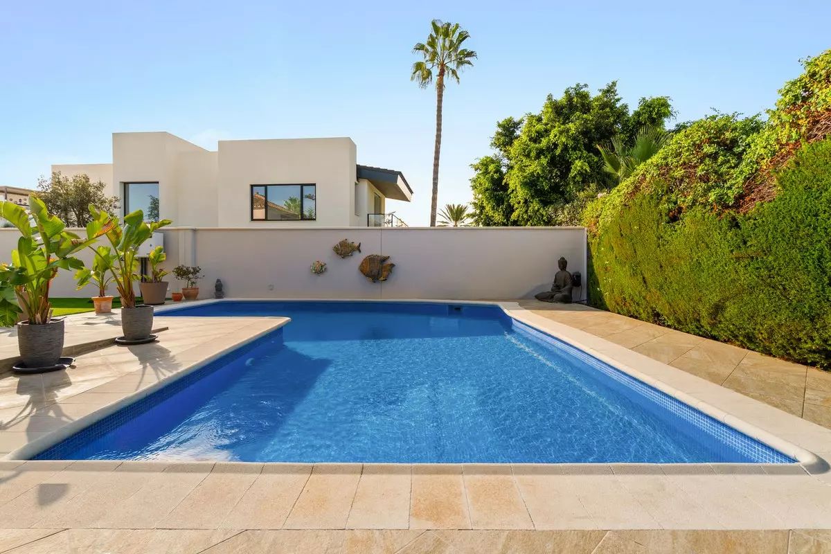 4-bedroom Villa In Estepona, Spain (210 M²)