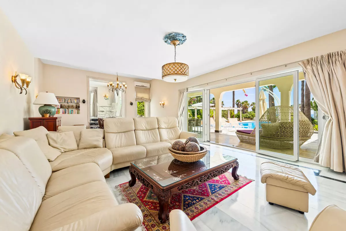 6-bedroom Villa In Estepona, Spain (952 M²)