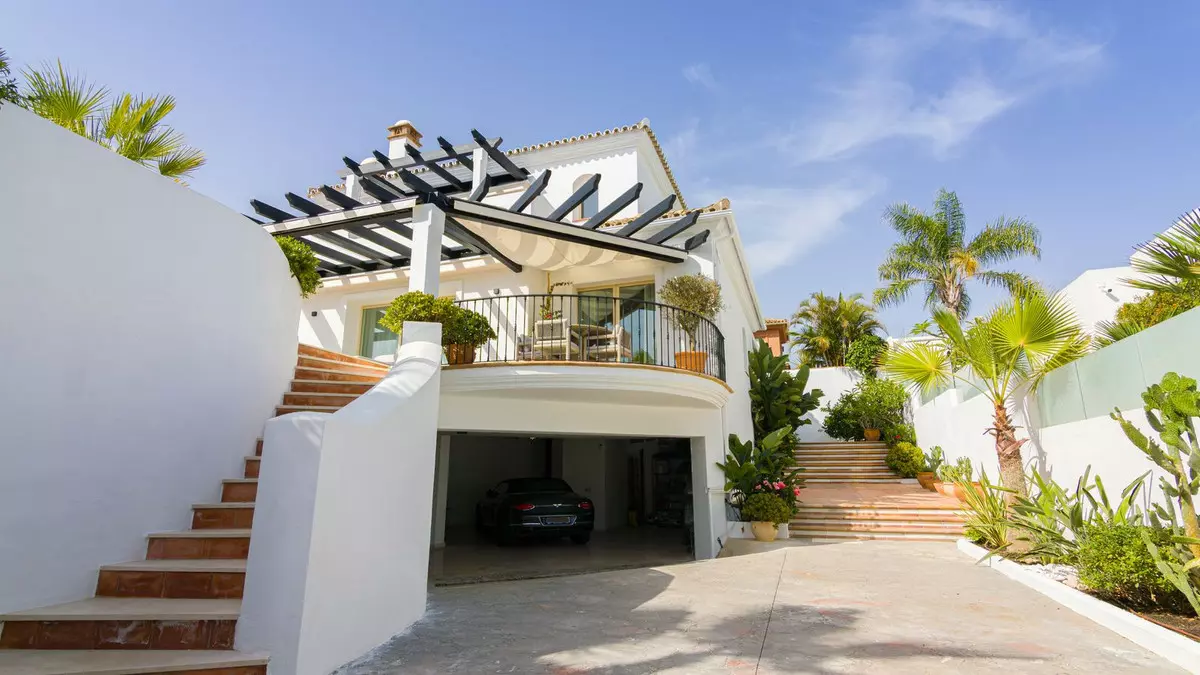 5-bedroom Villa In Marbella, Spain (390 M²)