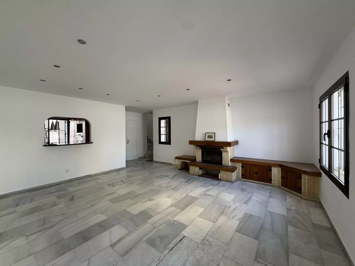 7-bedroom Town House In Marbella, Spain (255 M²)