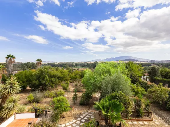 3-bedroom Country House In Coín, Spain (189 M²)