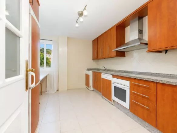 3-bedroom Apartment In Marbella, Spain (155 M²)