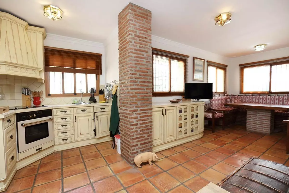4-bedroom Villa In Estepona, Spain (177 M²)