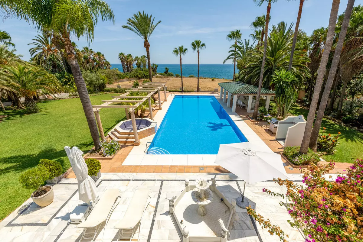 6-bedroom Villa In Estepona, Spain (952 M²)