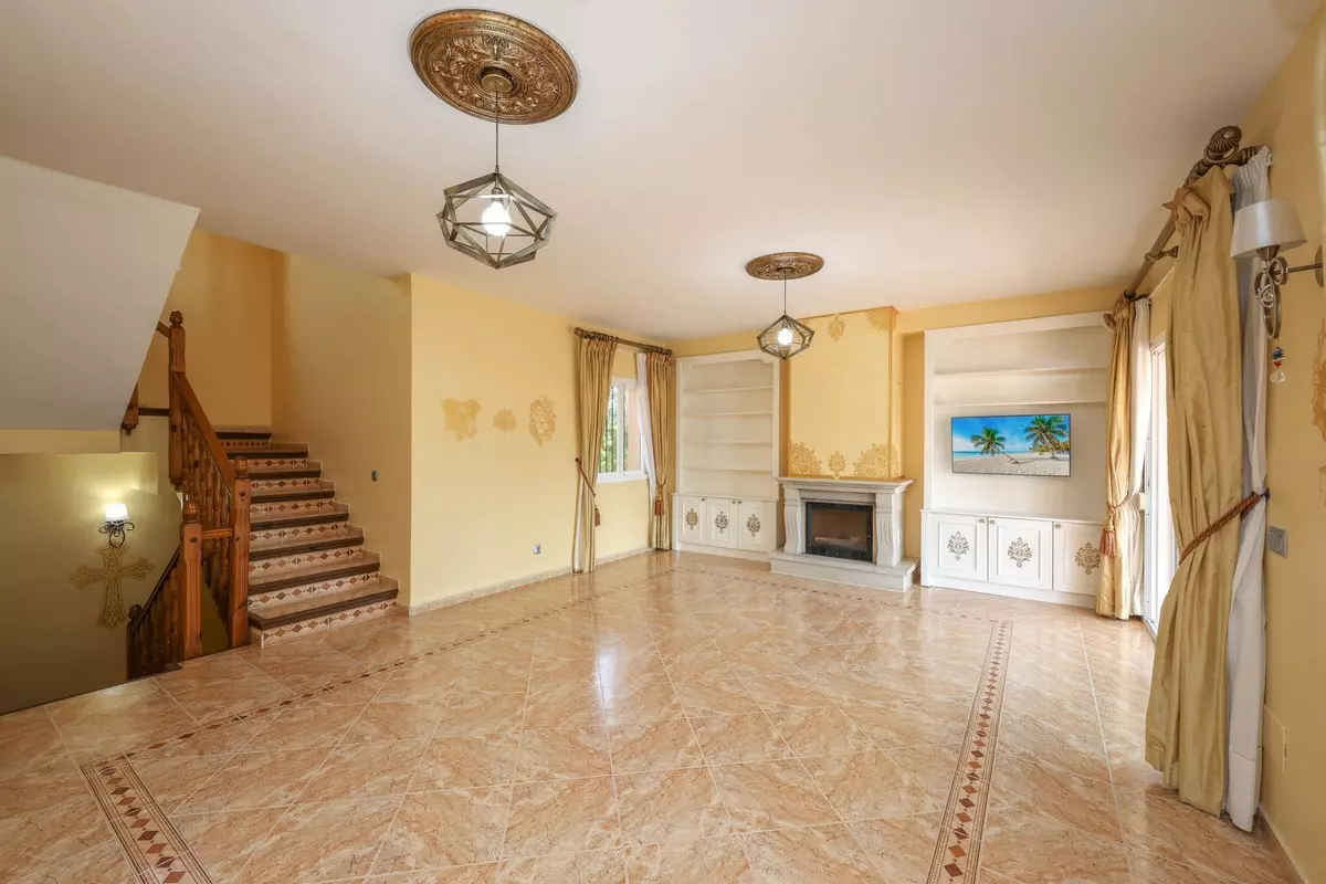4-bedroom Villa In Coín, Spain (223 M²)