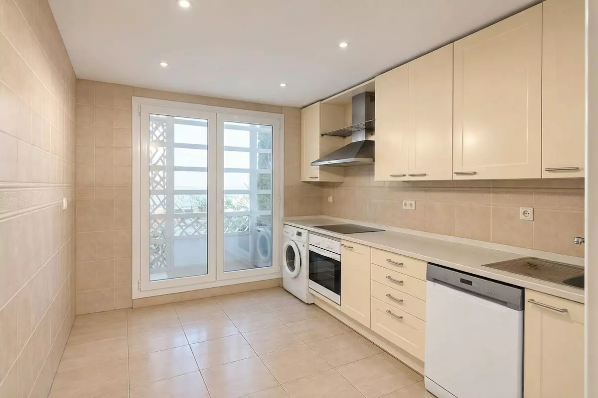 2-bedroom Apartment In Marbella, Spain (121 M²)