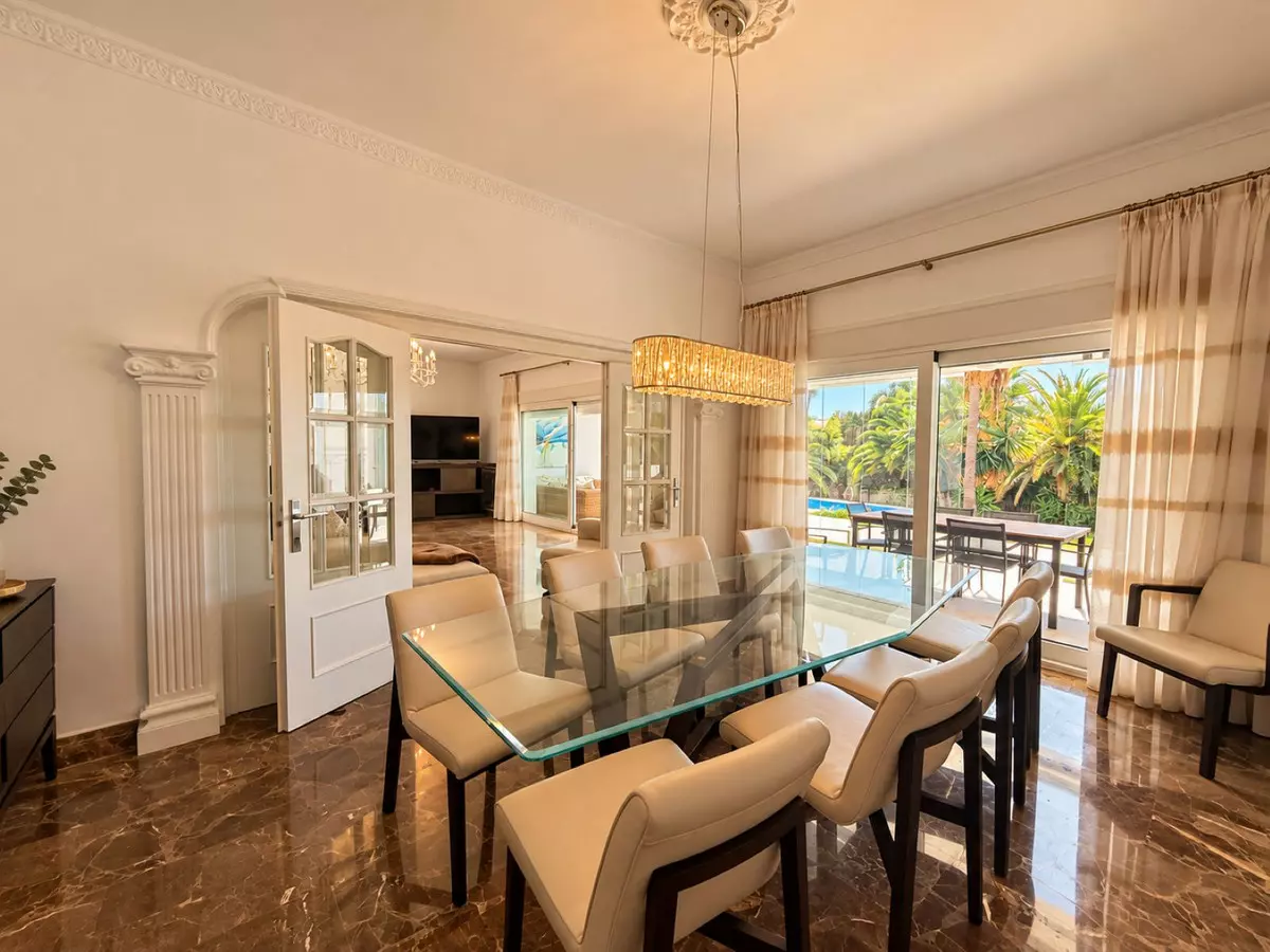 5-bedroom Villa In Estepona, Spain (388 M²)