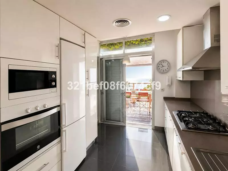 3-bedroom Apartment In Manilva, Spain (170 M²)