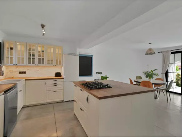 3-bedroom Town House In Estepona, Spain (171 M²)