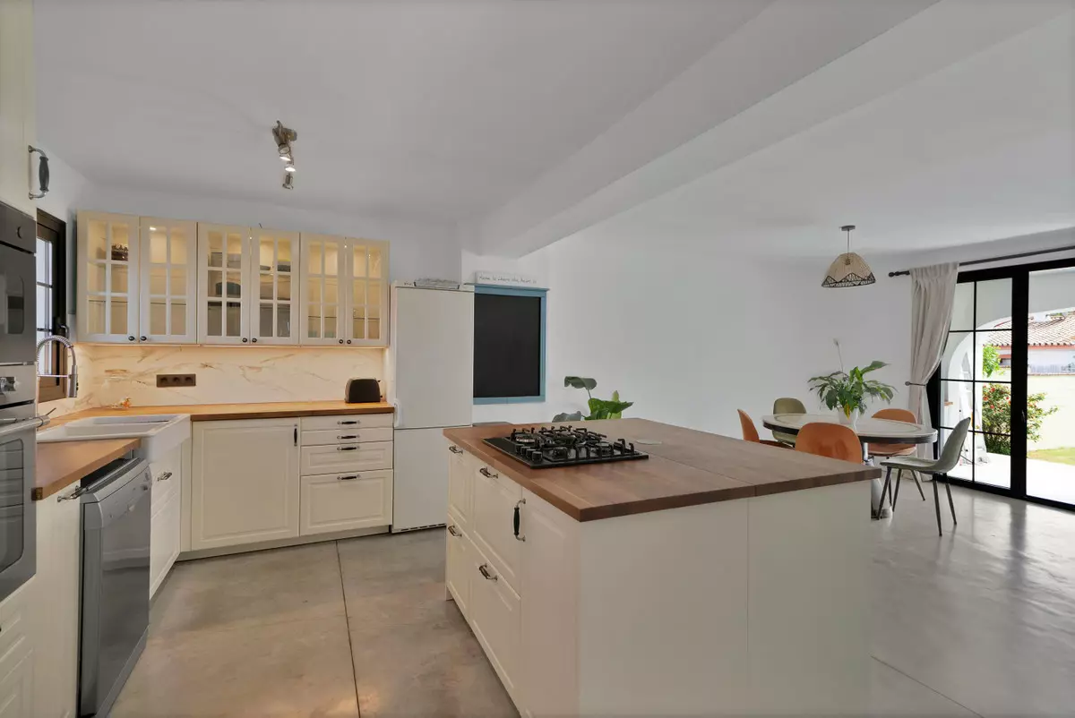 3-bedroom Town House In Estepona, Spain (171 M²)