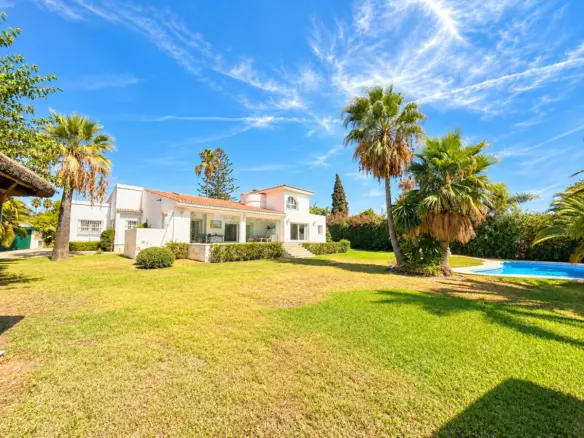 5-bedroom Villa In Estepona, Spain (388 M²)