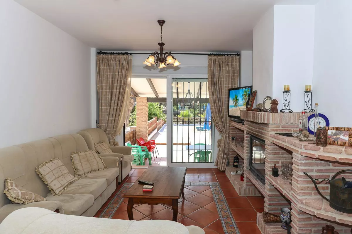 3-bedroom Villa In Guaro, Spain (208 M²)