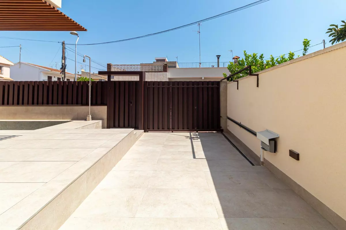 3-bedroom Villa In San Pedro Del Pinatar, Spain (162 M²)