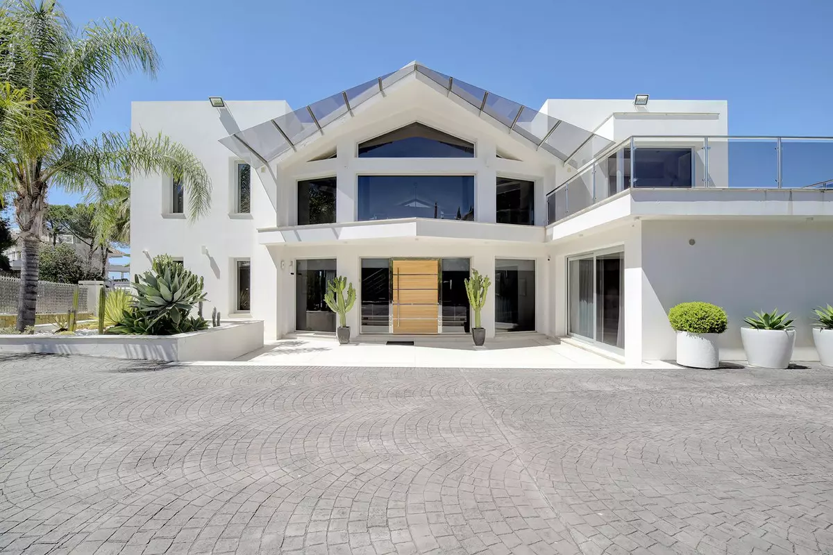 5-bedroom Villa In Marbella, Spain (627 M²)
