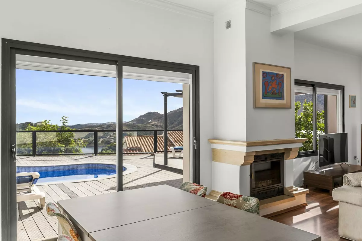 4-bedroom Villa In Istan, Spain (240 M²)