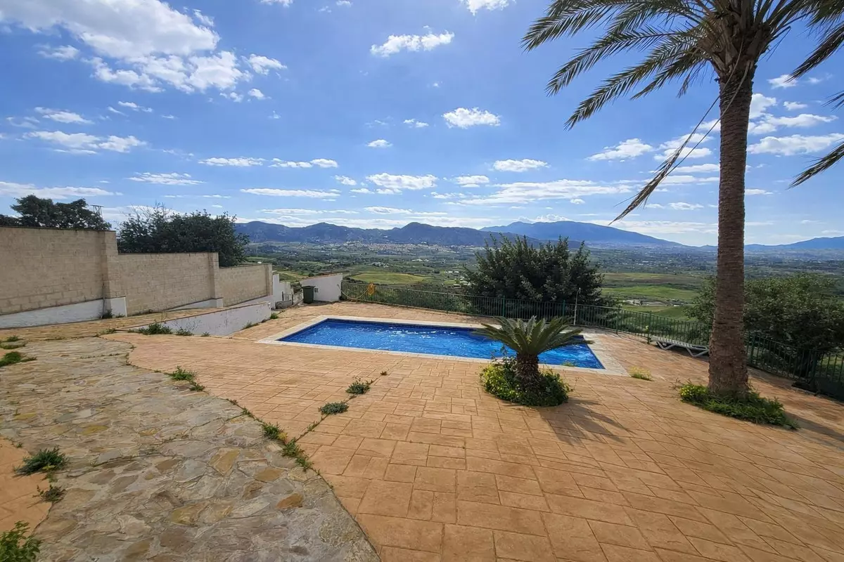 5-bedroom Country House In Cártama, Spain (253 M²)