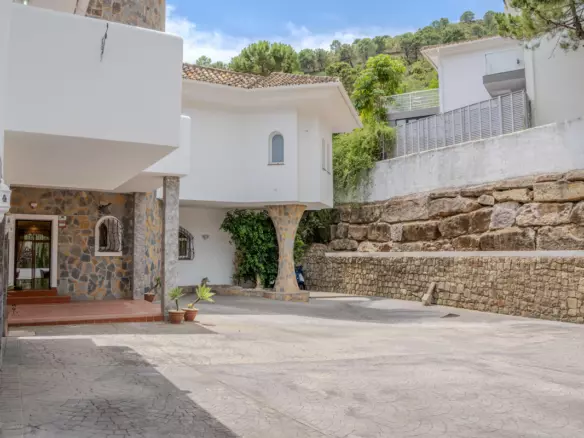 6-bedroom Villa In Benahavis, Spain (797 M²)