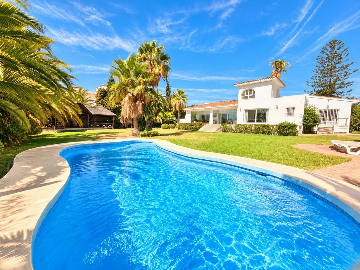 5-bedroom Villa In Estepona, Spain (388 M²)