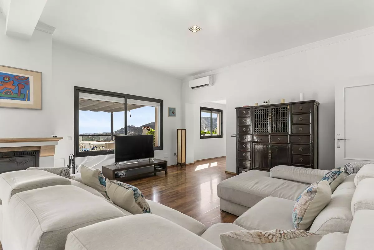 4-bedroom Villa In Istan, Spain (240 M²)