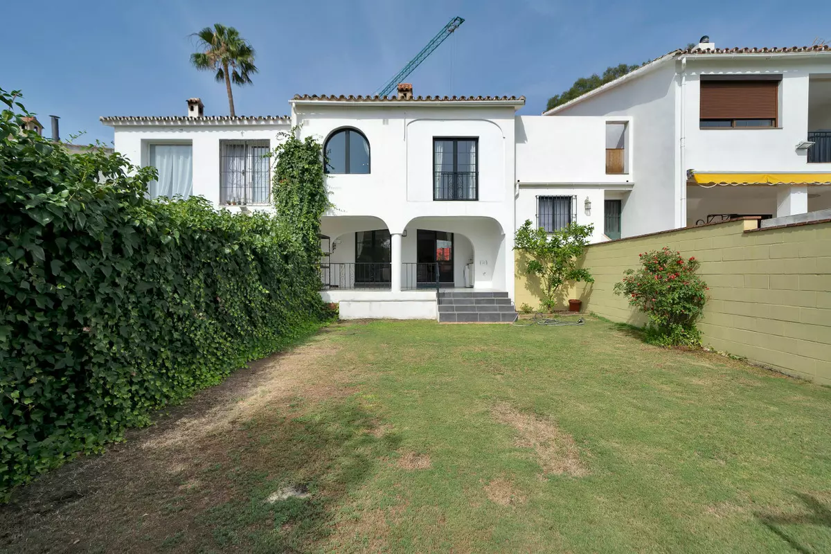 3-bedroom Town House In Estepona, Spain (171 M²)