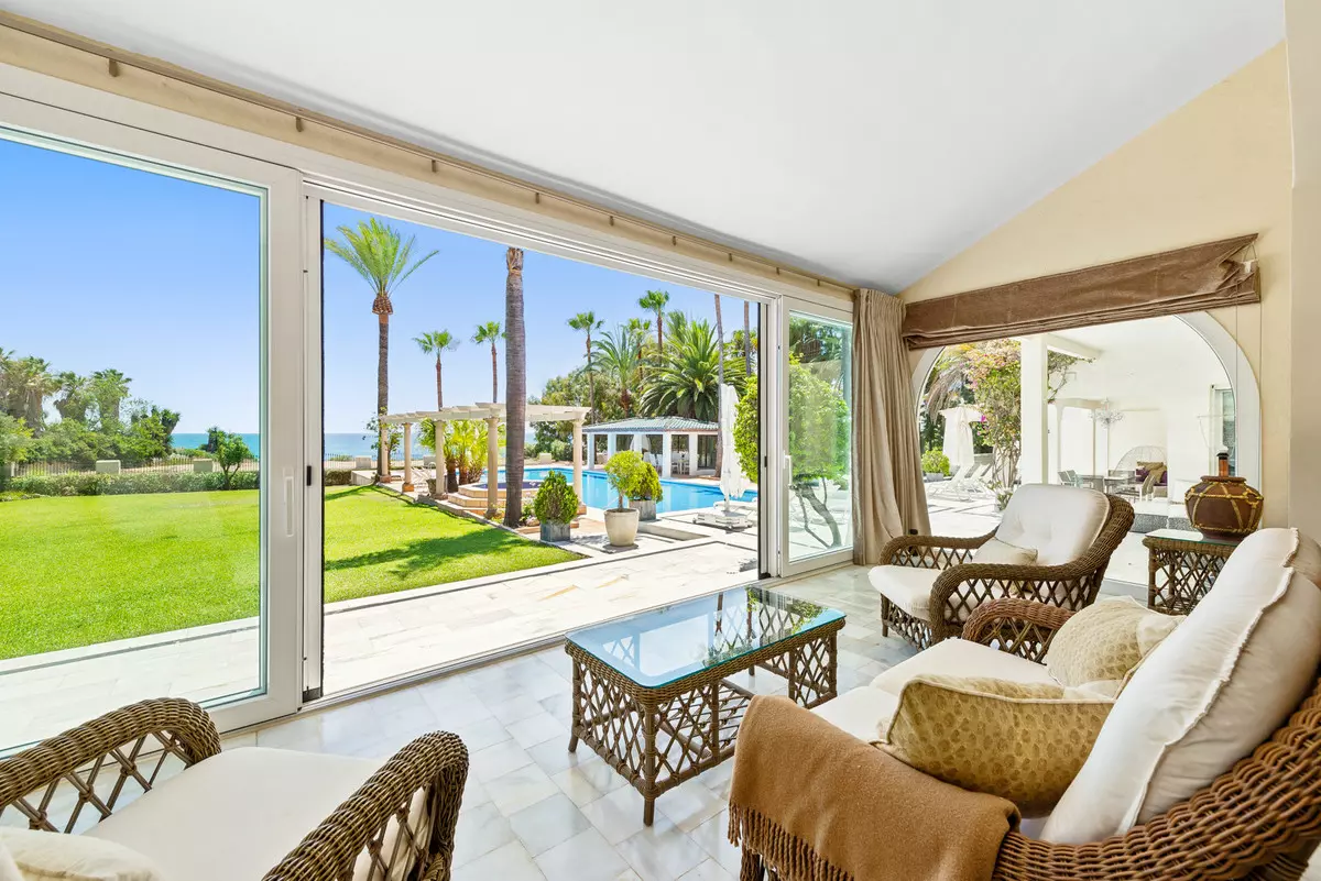 6-bedroom Villa In Estepona, Spain (952 M²)