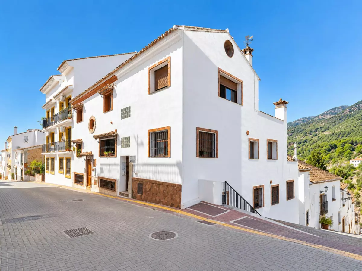 6-bedroom Town House In Ojen, Spain (247 M²)