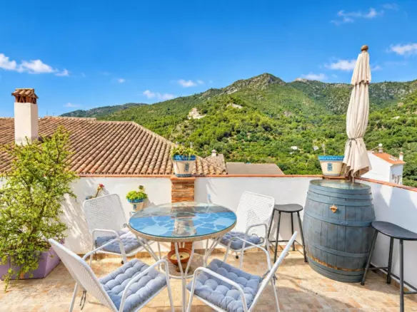 6-bedroom Town House In Ojen, Spain (247 M²)