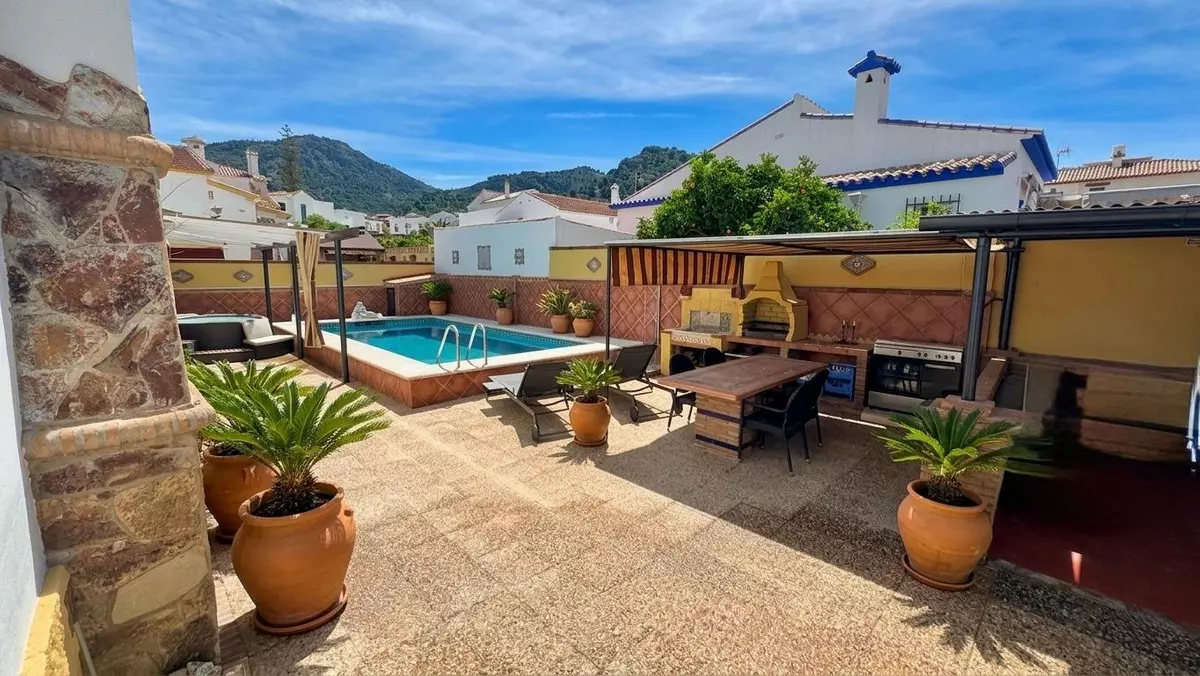 5-bedroom Villa In Alhaurín De La Torre, Spain (250 M²)