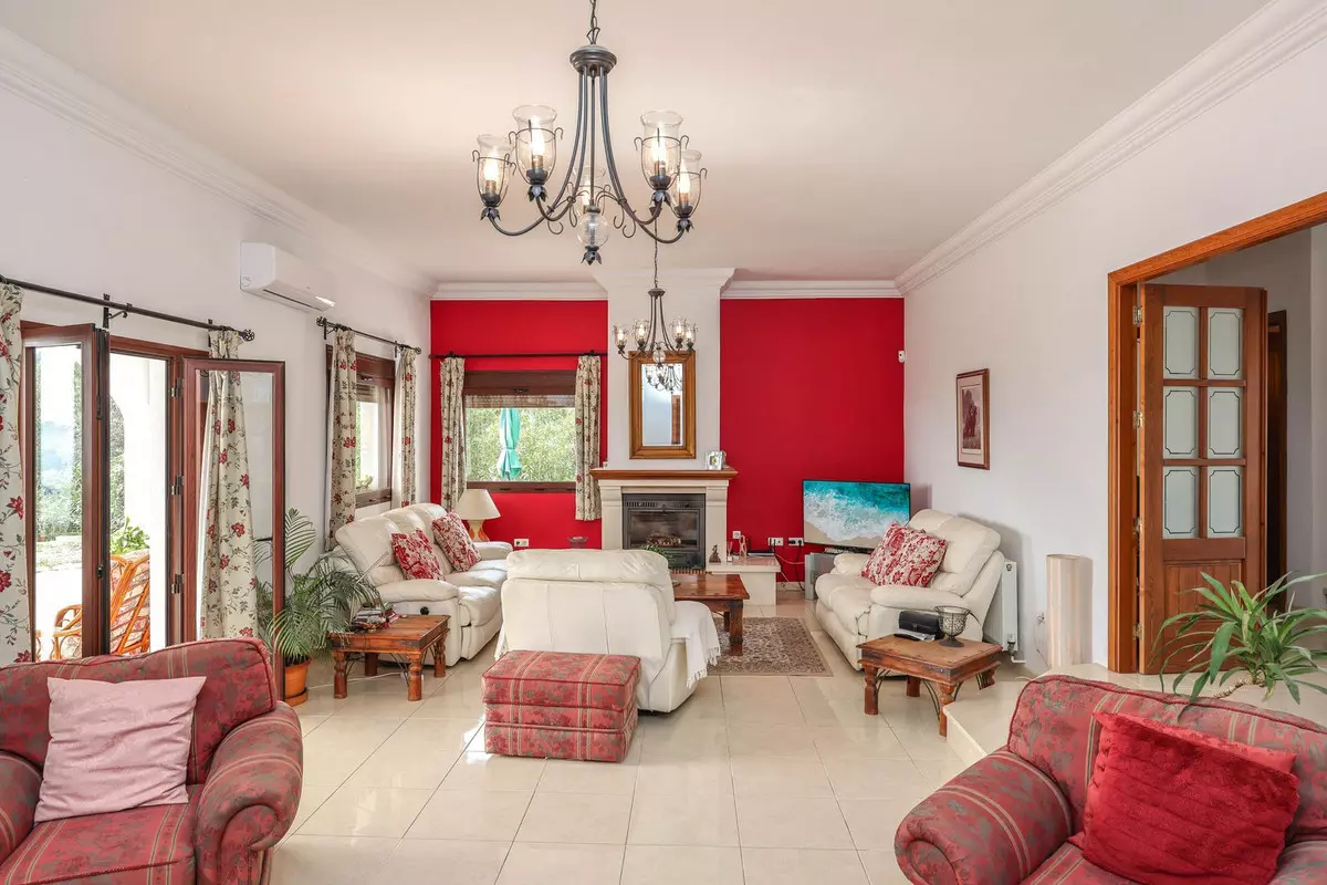 3-bedroom Villa In Casarabonela, Spain (239 M²)