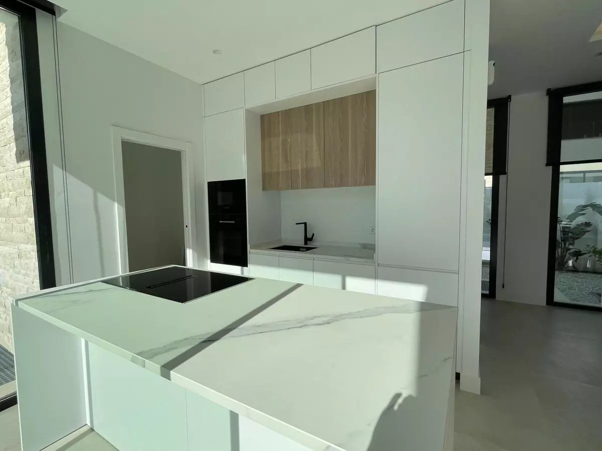 6-bedroom Villa In Estepona, Spain (418 M²)