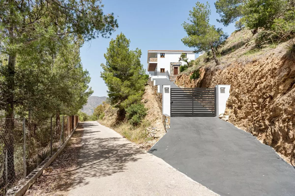 4-bedroom Villa In Málaga, Spain (200 M²)