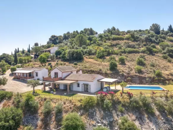 4-bedroom Villa In Guaro, Spain (209 M²)
