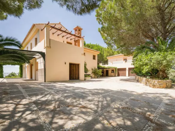 9-bedroom Villa In Ojen, Spain (1.688 M²)