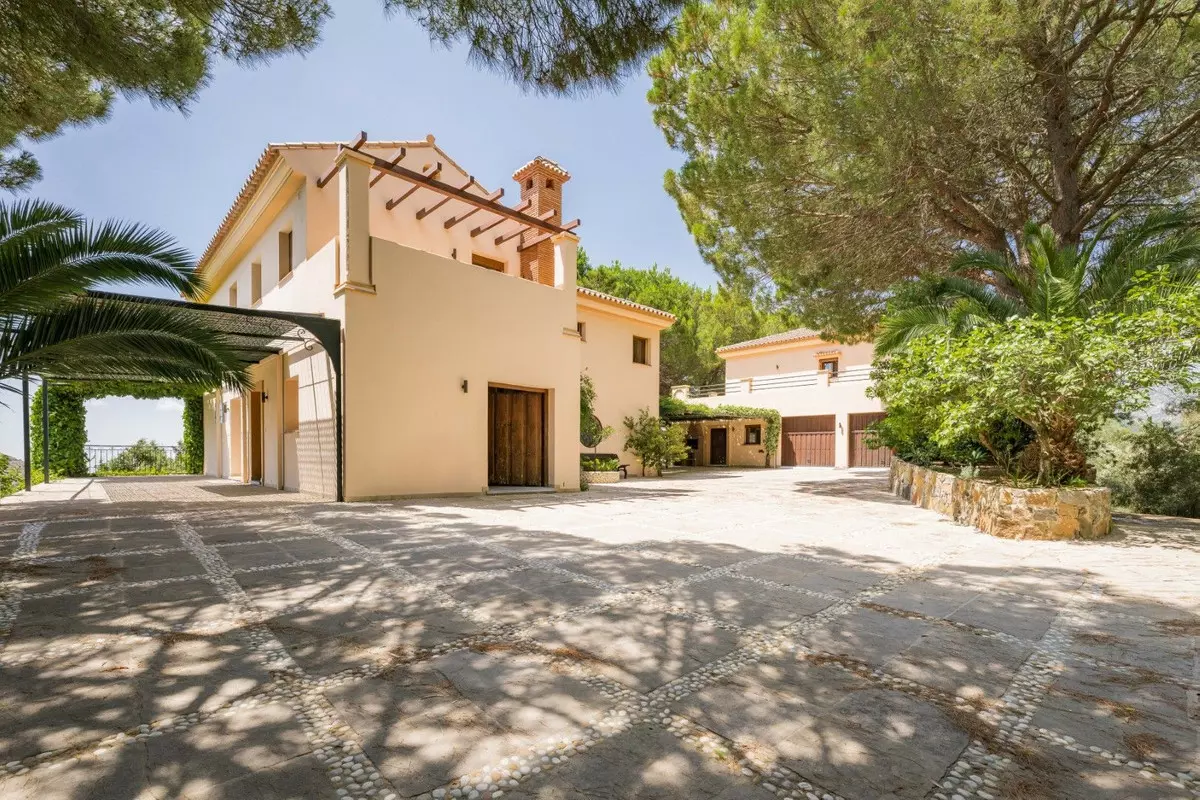 9-bedroom Villa In Ojen, Spain (1.688 M²)