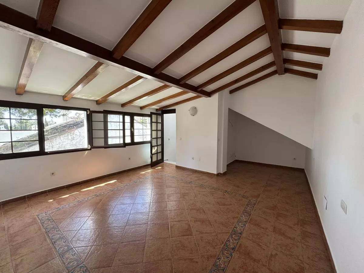7-bedroom Town House In Marbella, Spain (255 M²)