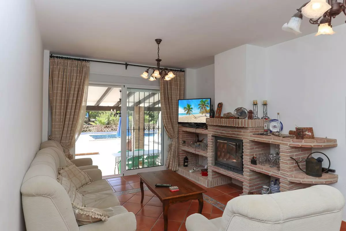 3-bedroom Villa In Guaro, Spain (208 M²)