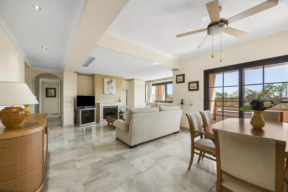 5-bedroom Apartment In Estepona, Spain (205 M²)