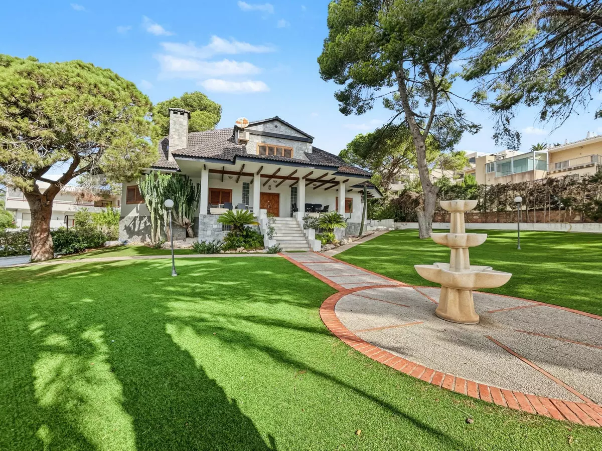 7-bedroom Villa In Orihuela, Spain (450 M²)